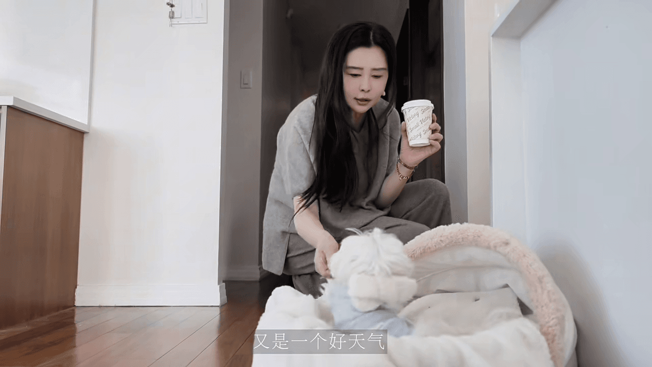 王祖賢在溫哥華的家裡,起床後跟「智悟」打招呼。(翻攝小紅書)