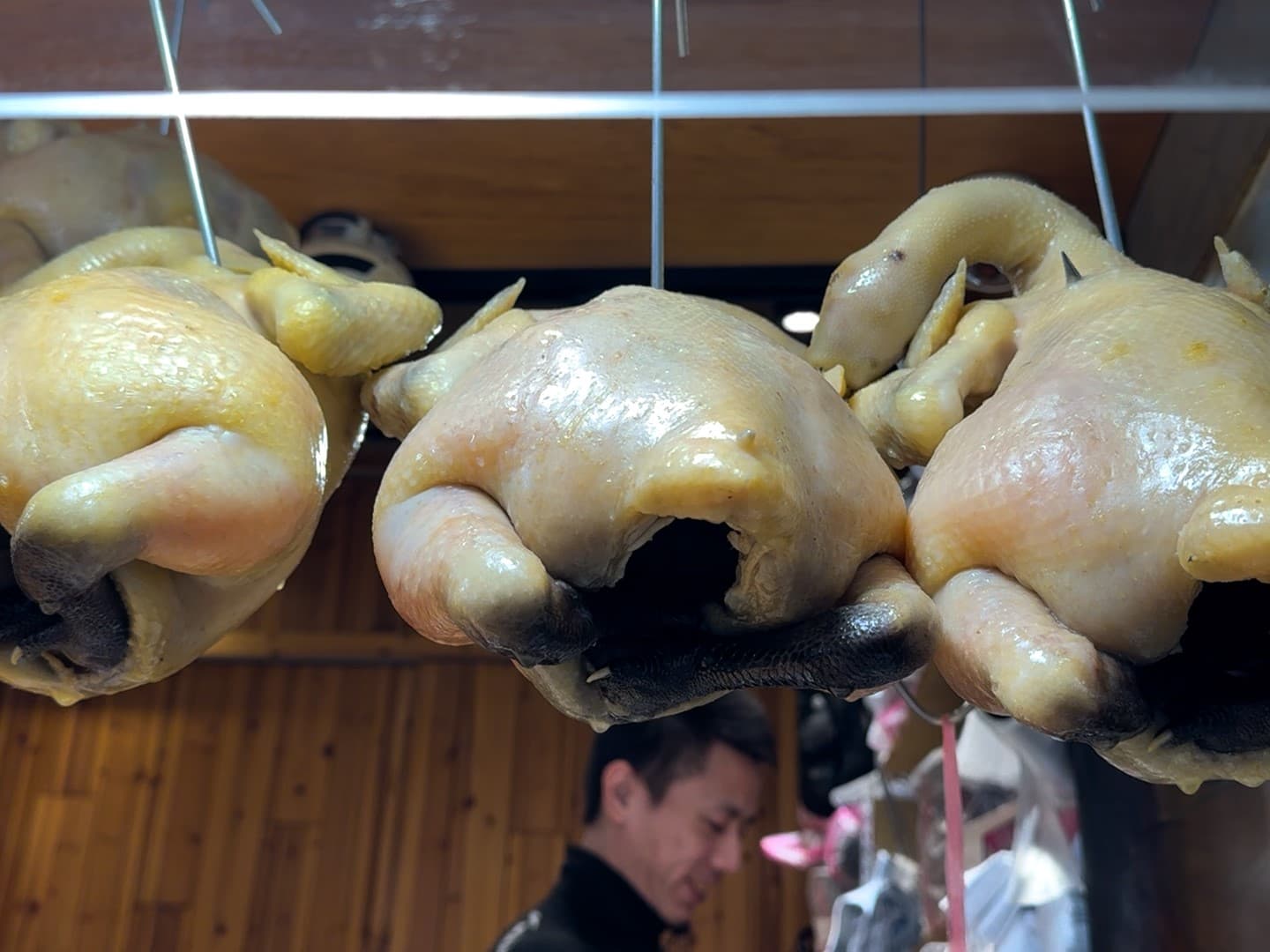 雞隻的皮肉間,會有厚厚的果凍,除了成長天數要夠,煮的時候也不能大火滾,起鍋後還要立刻推進冷氣房吹涼。
