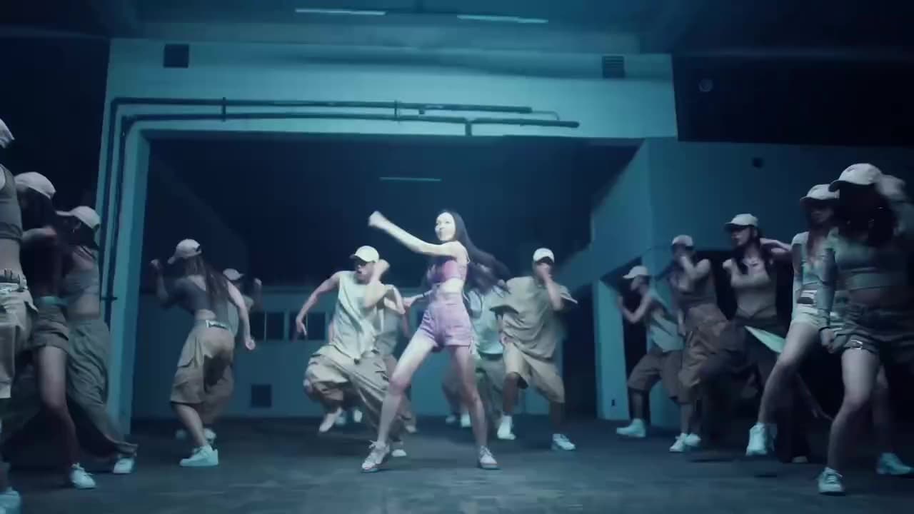 馨瑩換上粉色馬甲與短褲,站在舞群中央大秀舞技。(翻攝永齡銘馨盃臉書)