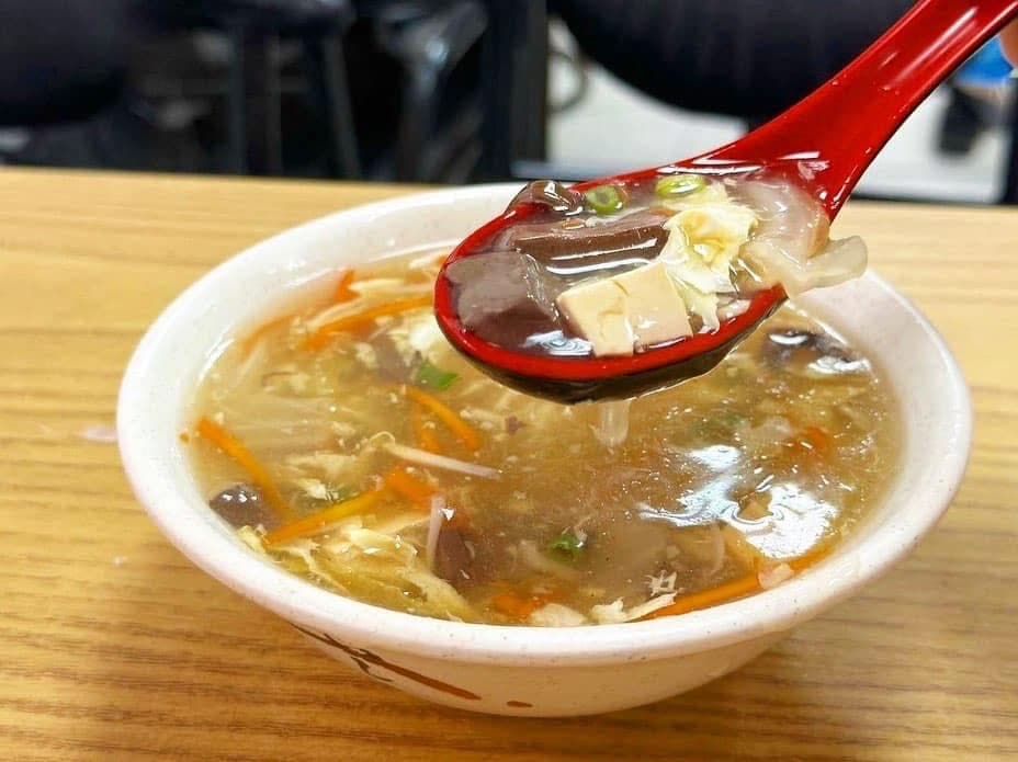 「酸辣湯」以蔬菜的甜味為主。(30元/碗)