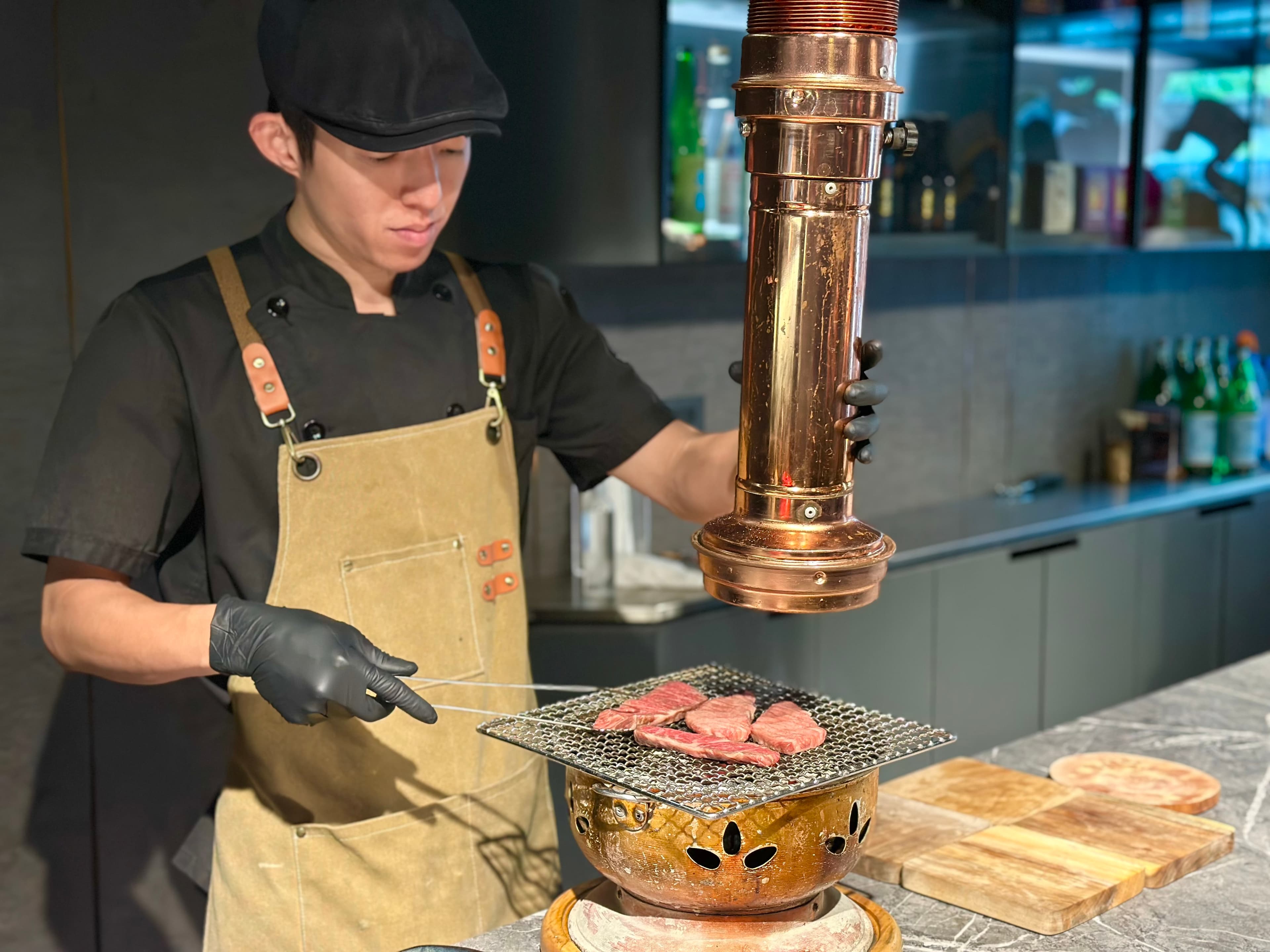 依然會在桌邊烤肉,讓客人先有視覺和嗅覺享受。