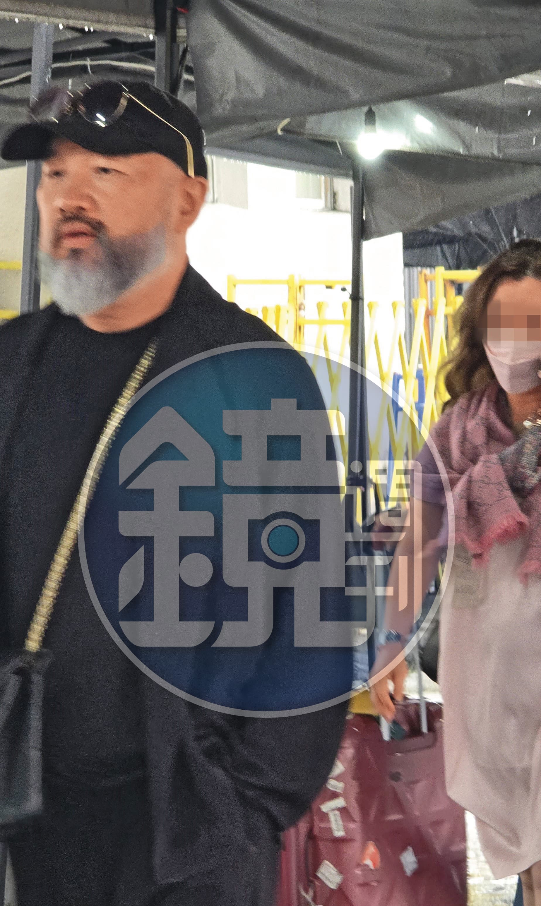 辛龍準備出關時,一旁有女性友人同行協助,經查是旅行社高層。