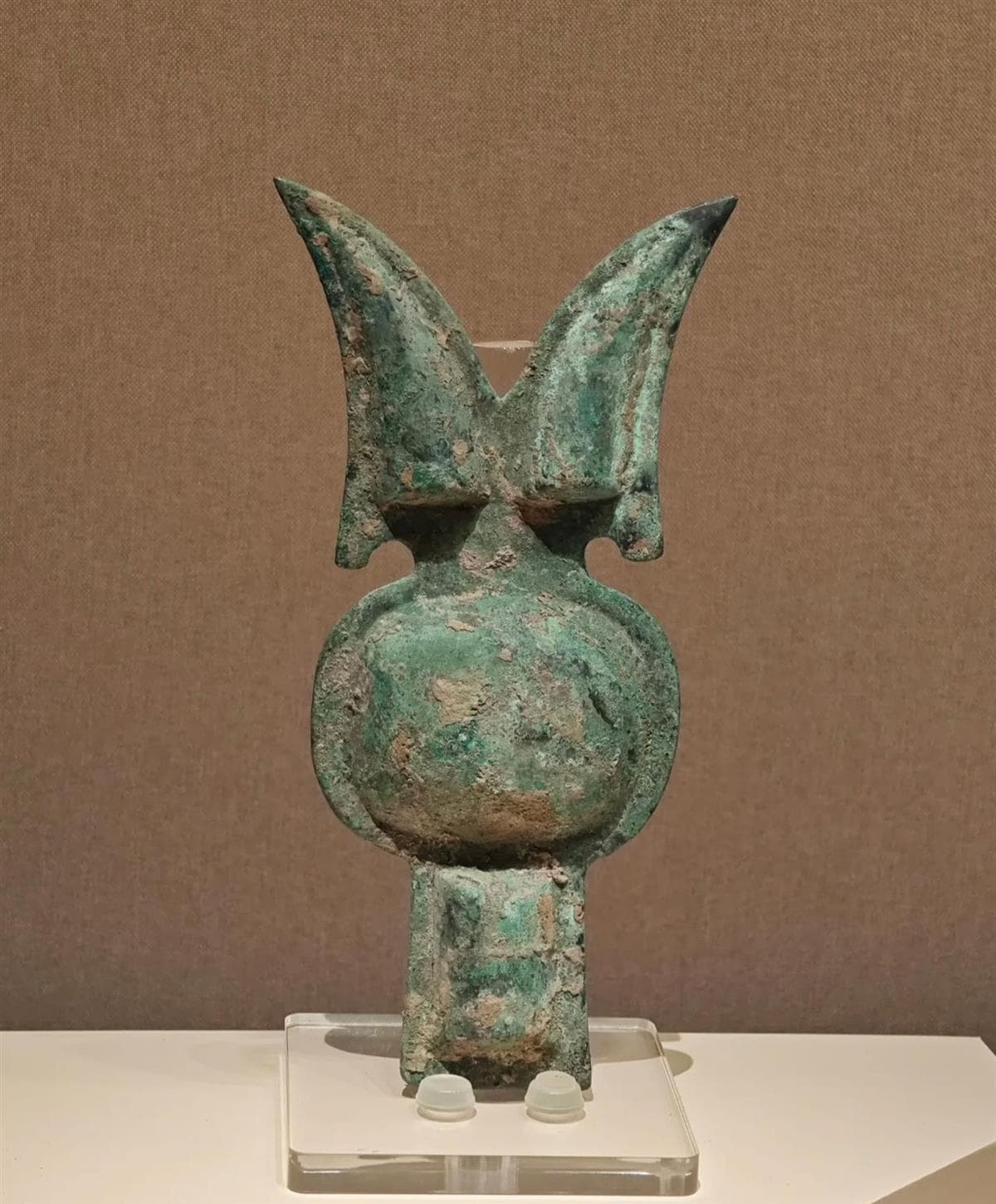 中國洛陽博物館內展出的「銅當盧」,高聳耳朵與臉型激似Labubu,被網友戲稱「祖宗現身」。(翻攝自極目新聞)