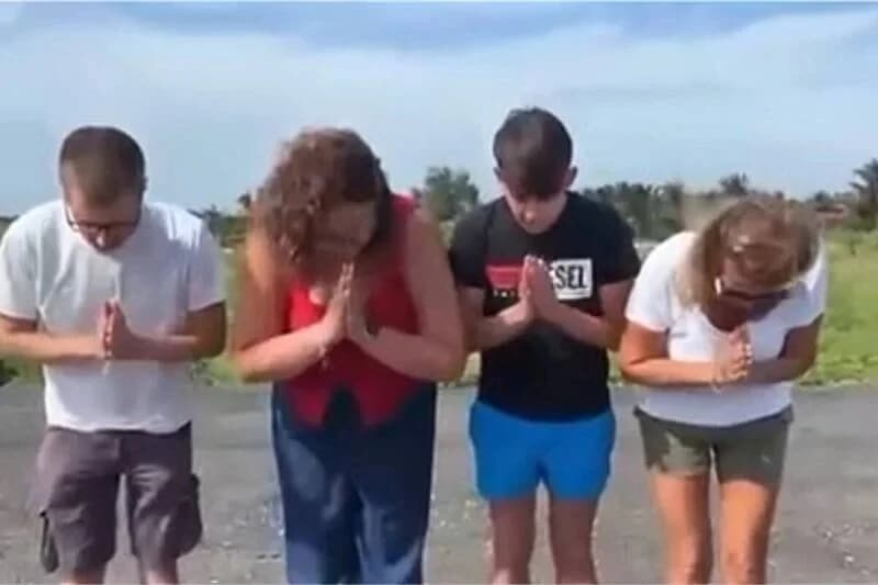 義大利駐泰國大使館隨後也公開了4名涉案青少年代表雙手合十向泰國人民及文化躬身道歉的影片。(翻攝畫面)