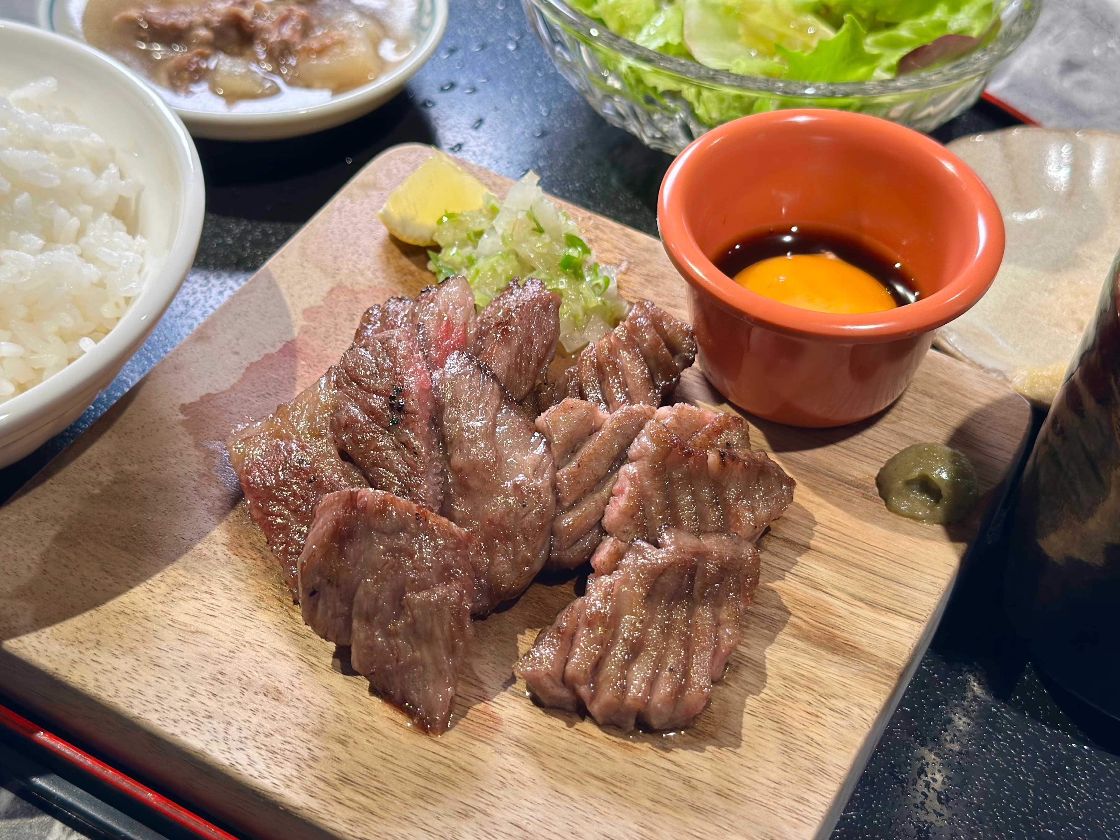 和牛肉搭柚子味噌醬,最能提出甜味,牛舌沾鹽蔥醬,香氣加成。