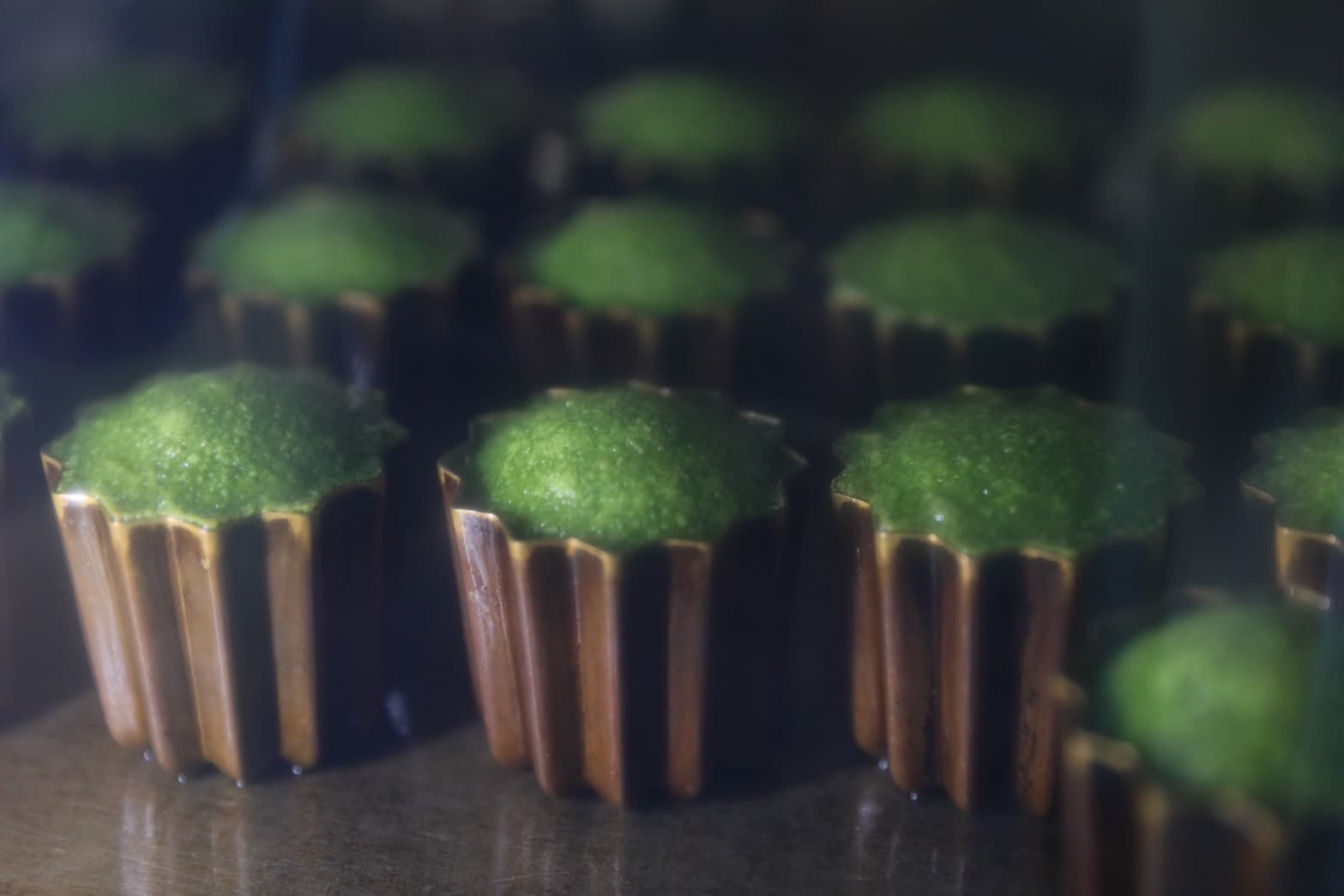 在高溫烤箱中的半成品抹茶可麗露實在太可愛,像是甜點中的小巨人浩克。