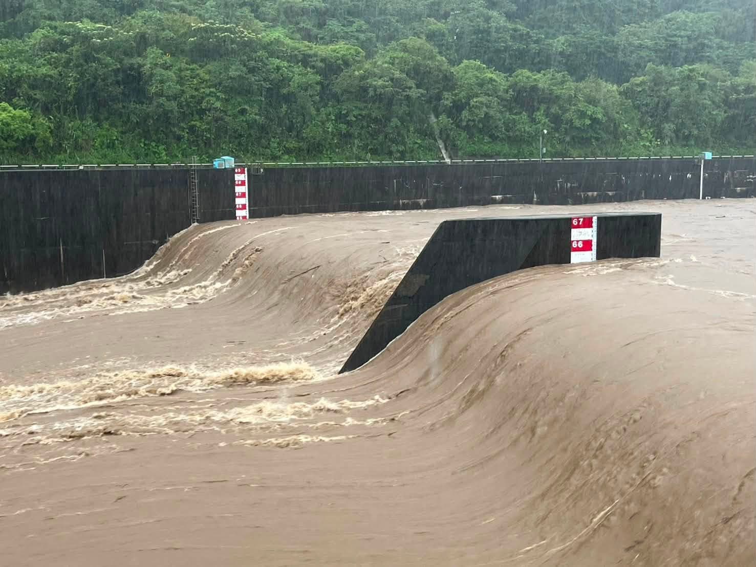 11時10分水位升至63公分,洪水經分洪堰流入分洪隧道,開始分洪,為今年第2次分洪,也是自2004年啟用以來第67次分洪。(第十河川分署提供)