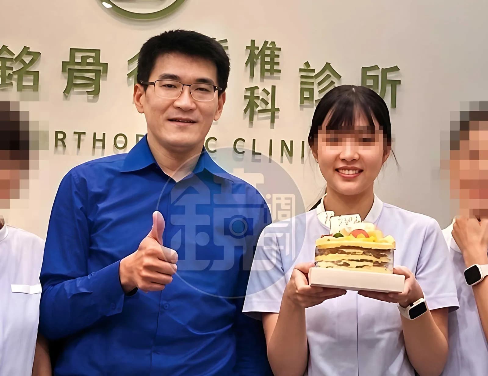 趙建銘(左)與許芊芊(右)昔日在診所合影。(讀者提供)