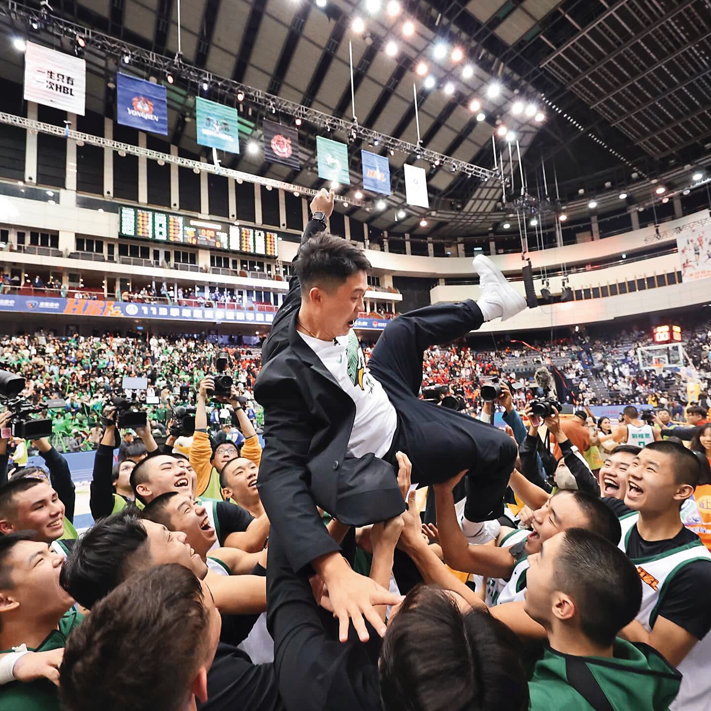 對比籃協售票賽事票房不佳,HBL高中籃球聯賽球員拚勁十足且熱血,近年一票難求。(翻攝HBL高中籃球甲級聯賽臉書)