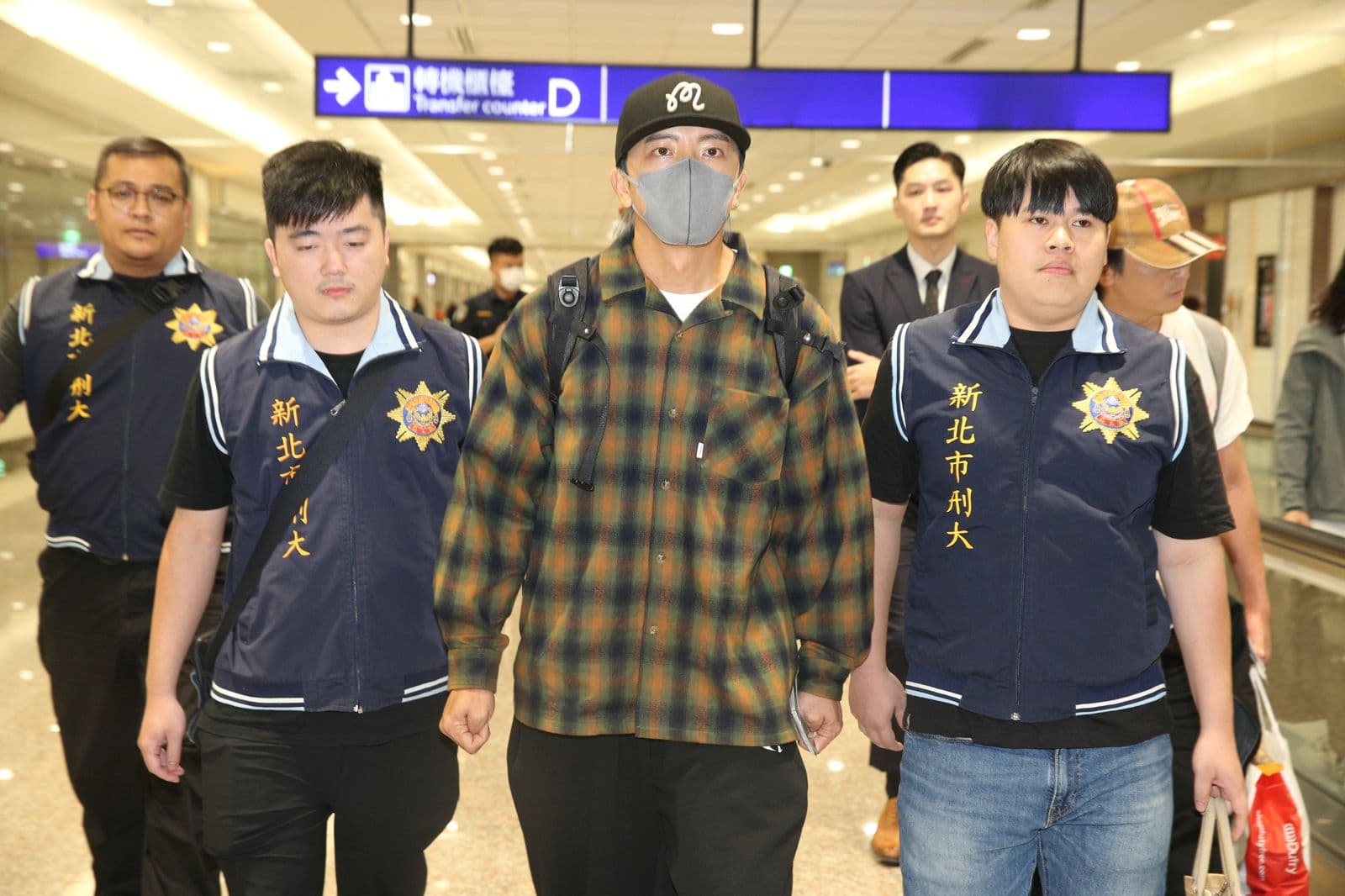 坤達今晨抵台遭警方拘提。(桃園機場記者聯誼會提供)