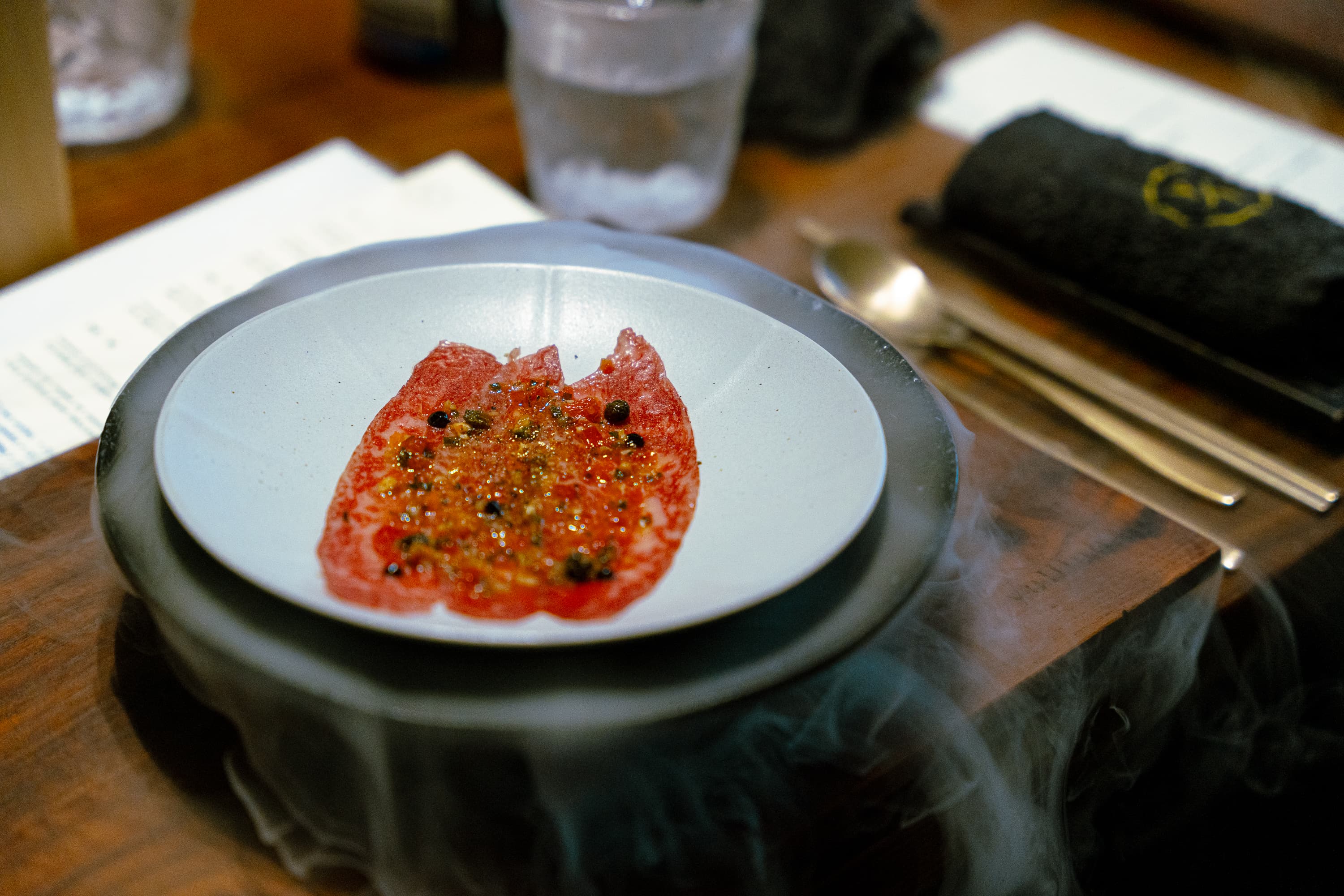 前菜以生的嫩肩里肌牛肉包捲紅胡椒發酵醬汁挑逗味蕾。
