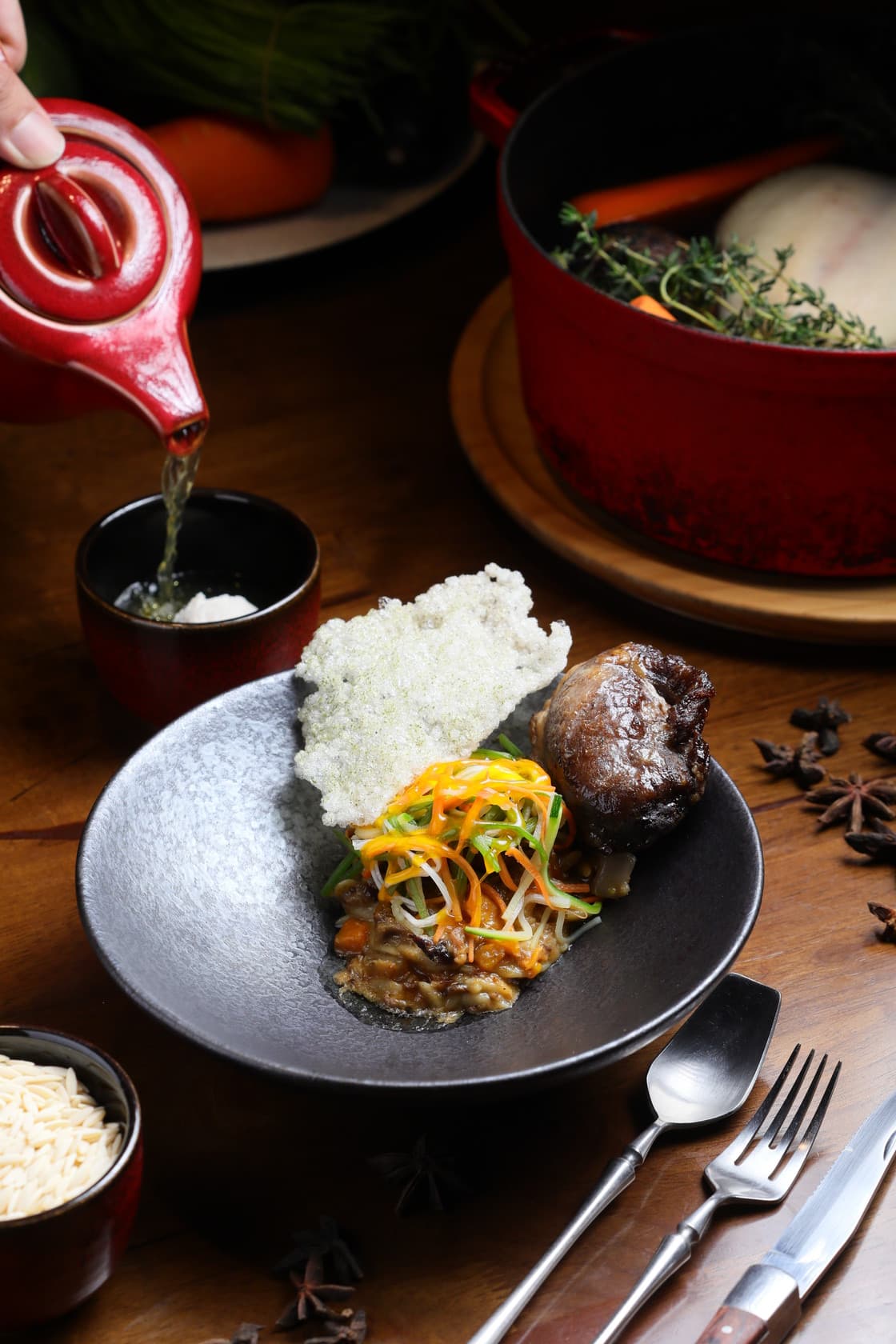 台菜和法菜皆常見的燉肉被演繹成「法式燉肉|米麵|蛋黃」(前),湯品則以法國料理澄清系湯頭「雞湯|真丈」(後)呈現。(皆法式辦桌1,280元菜色)