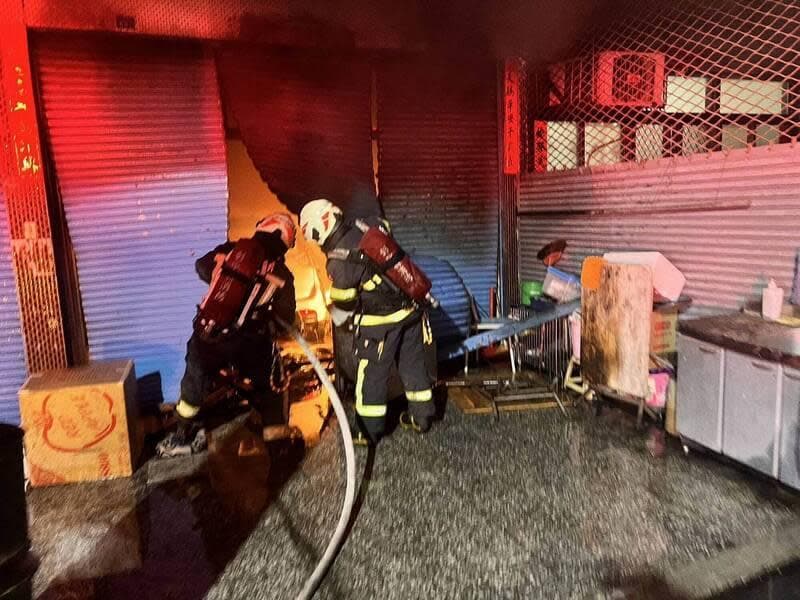警方到場發現,鐵捲門沒有支柱,掀開進入火場,發現民宅內轎車起火。(翻攝畫面)