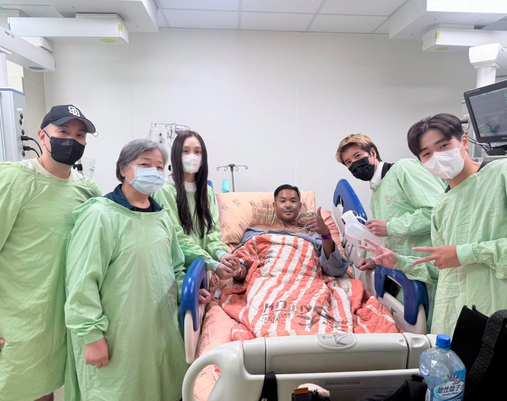 在黑人動完手術後,太太范瑋琪及好友王力宏等人都到院探視。(翻攝自陳建州臉書)