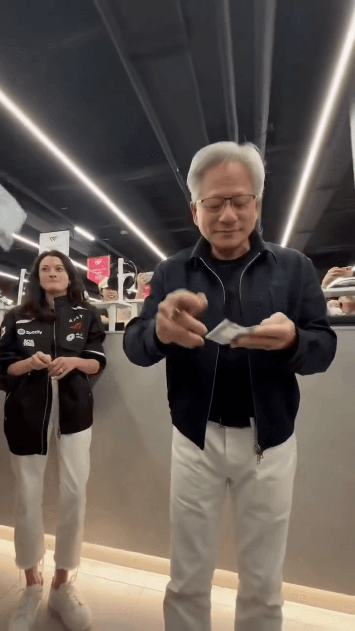 台灣粉絲笑喊黃仁勳「爸爸」,黃仁勳一邊簽名,女兒黃敏珊在後方笑而不語。(翻攝X)