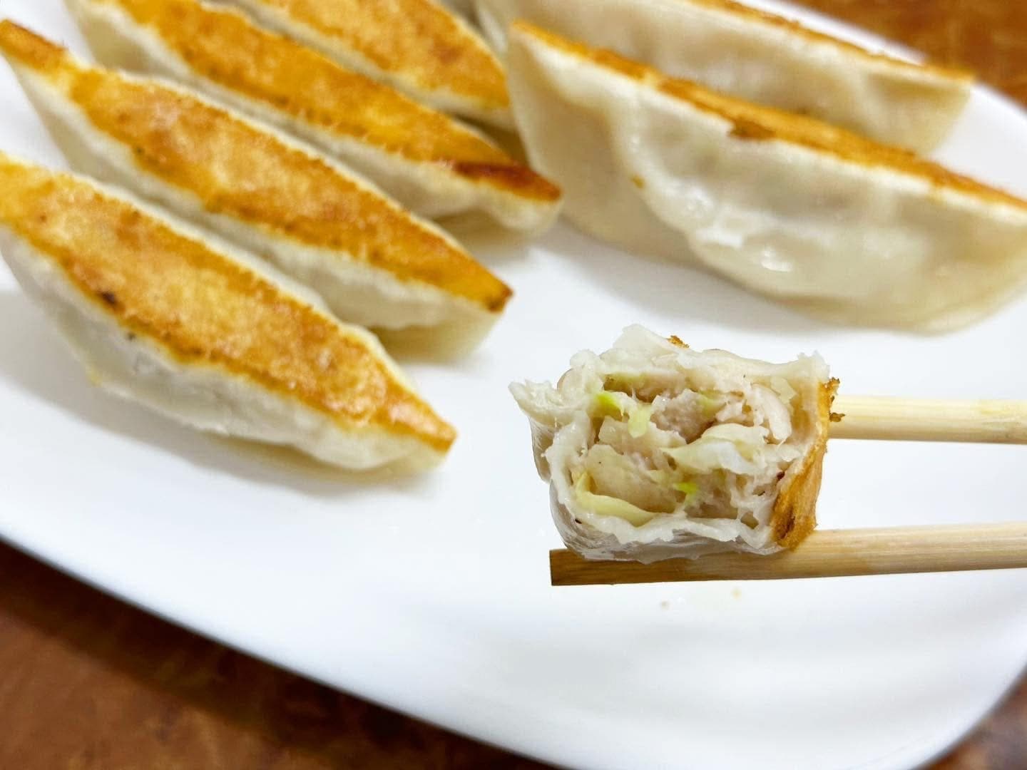 「鍋貼」底部焦紋可口誘人,肉餡鮮美不膩。(7元/個)