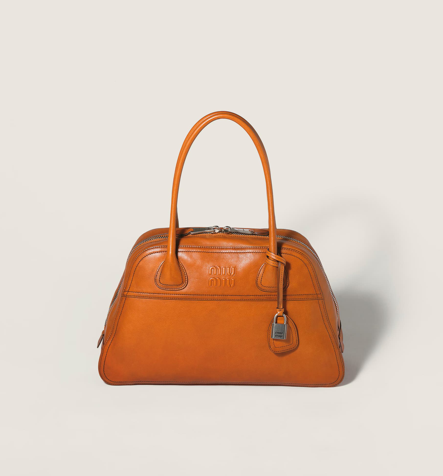 Vivant皮革手提包 NT$135,000。(Miu Miu提供)