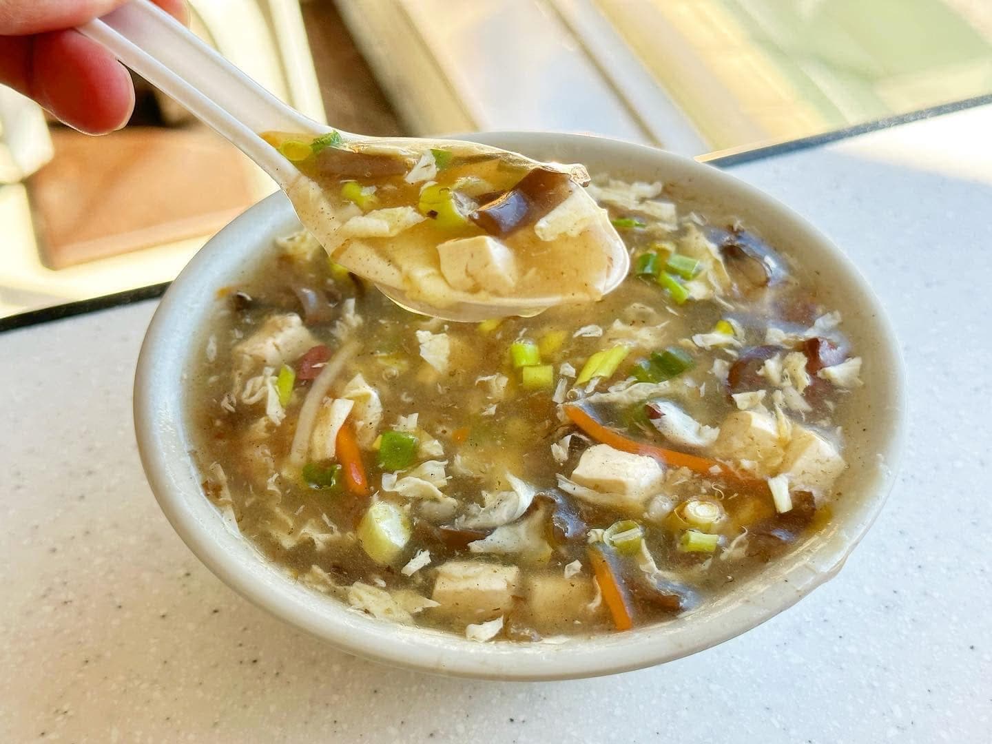 「酸辣湯」料多實在,勾芡較重一些。(45元/碗)