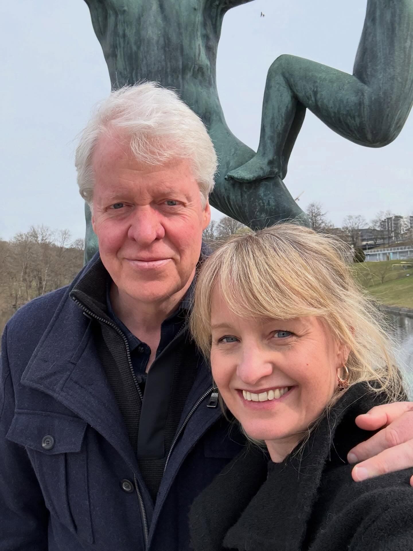 史賓塞伯爵(左)與妻子凱特賈曼(右)。(翻攝charles.earl.spencer IG)