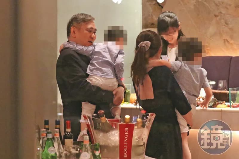 因為孫子長期在日本,相隔兩地,王文洋(左一)每次看到孫子時,都非常喜悅。左三為麻衣。(本刊資料照)