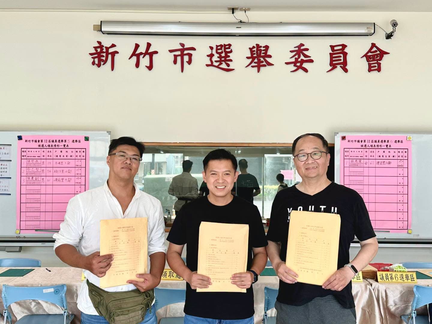 何志勇(中)上週在前高虹安市府首長錢康明(右)的陪同下領表。(翻攝自何志勇臉書)