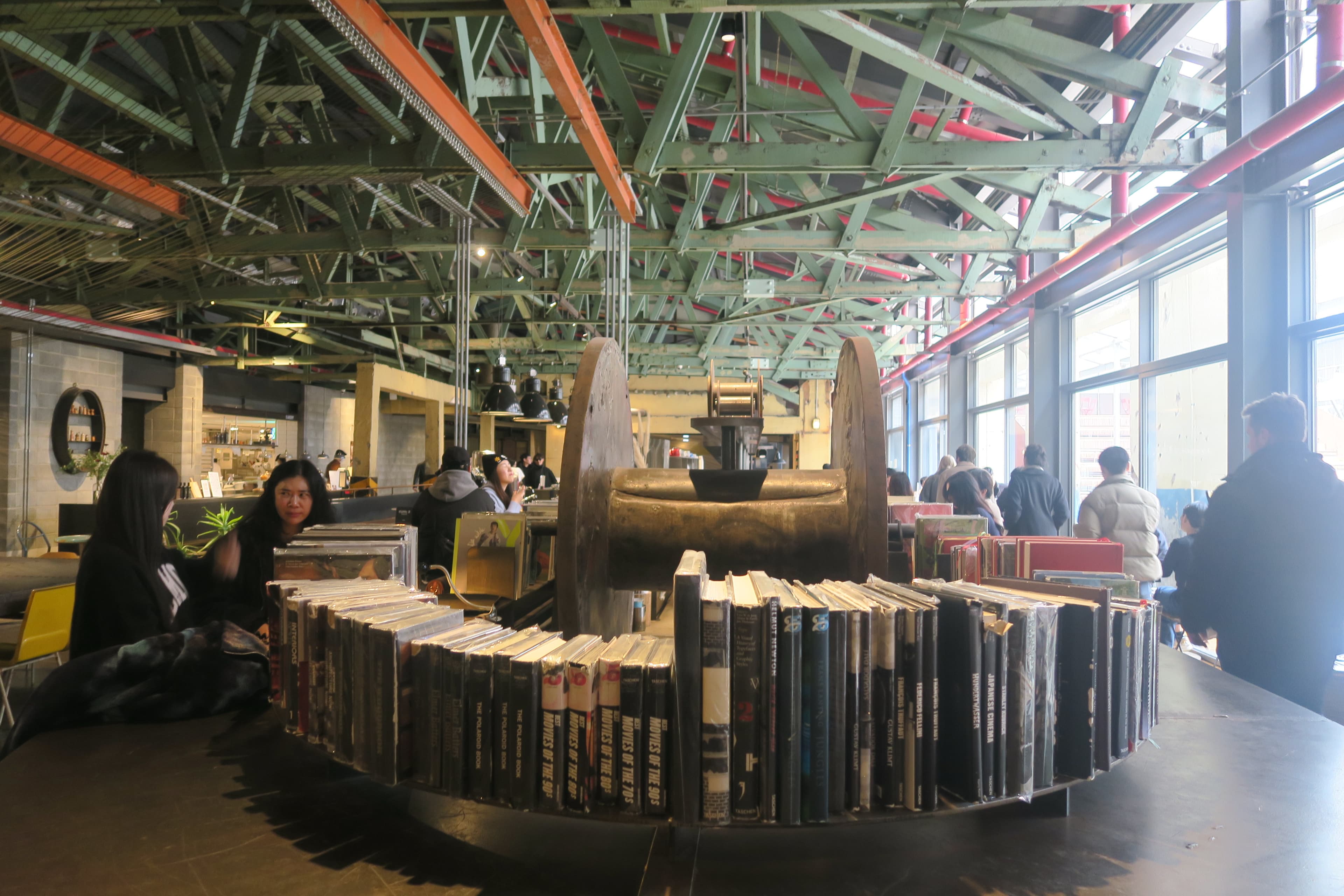 發電機、繞線筒、成排書籍都成了咖啡館的裝飾,而且毫無違和感。