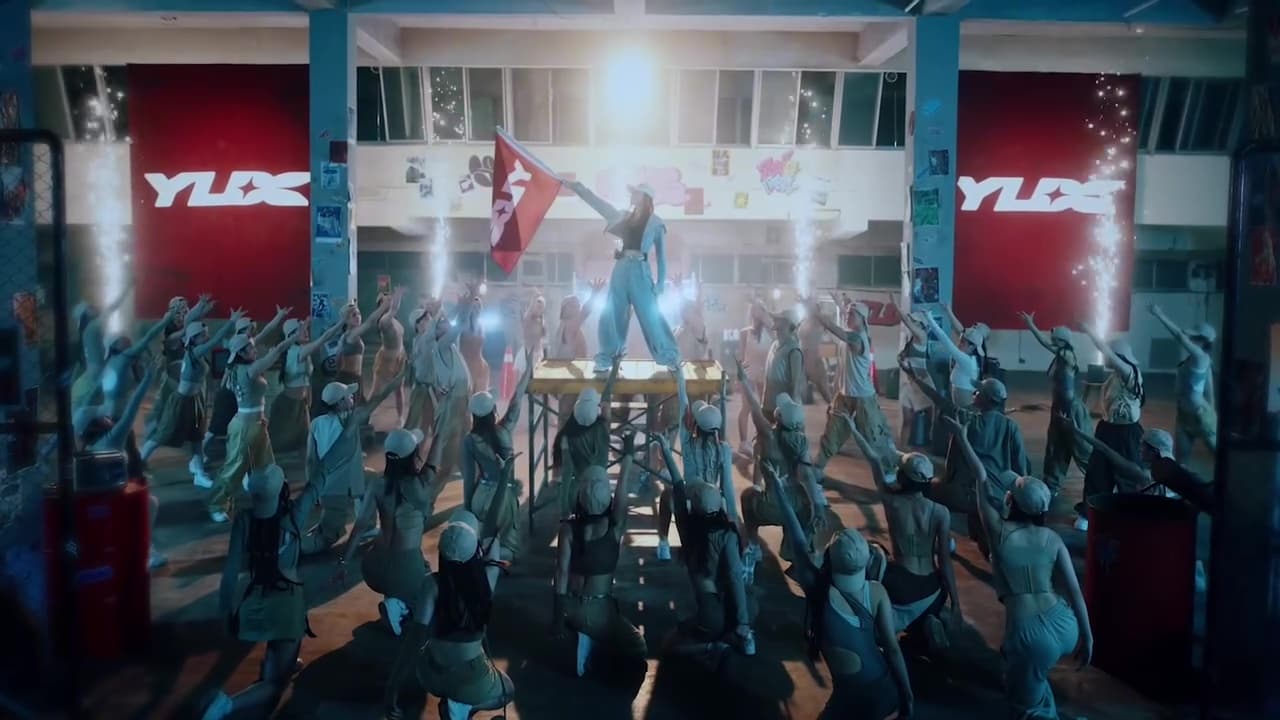 曾馨瑩站上高台揮舞旗幟,舞群在台下簇擁,充滿氣勢。(翻攝永齡銘馨盃臉書)