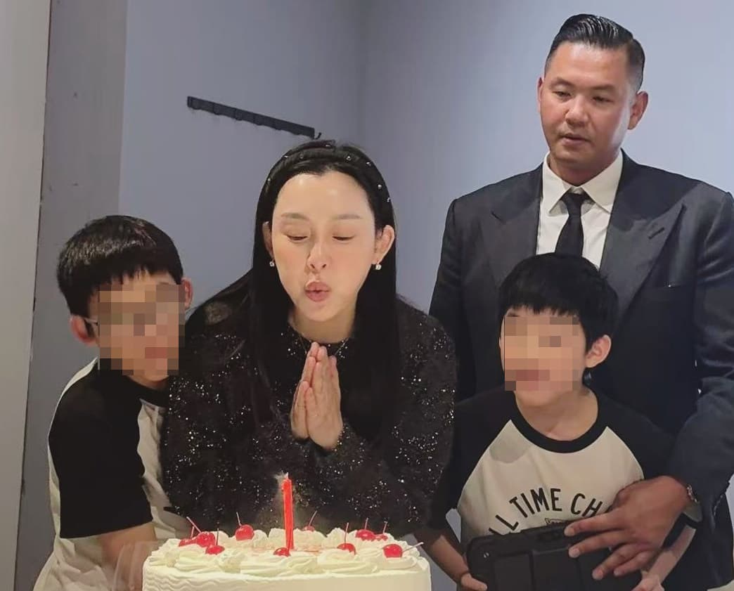黑人、范范夫妻倆育有飛飛、翔翔二子,一家四口情感緊密。(翻攝自范瑋琪IG)