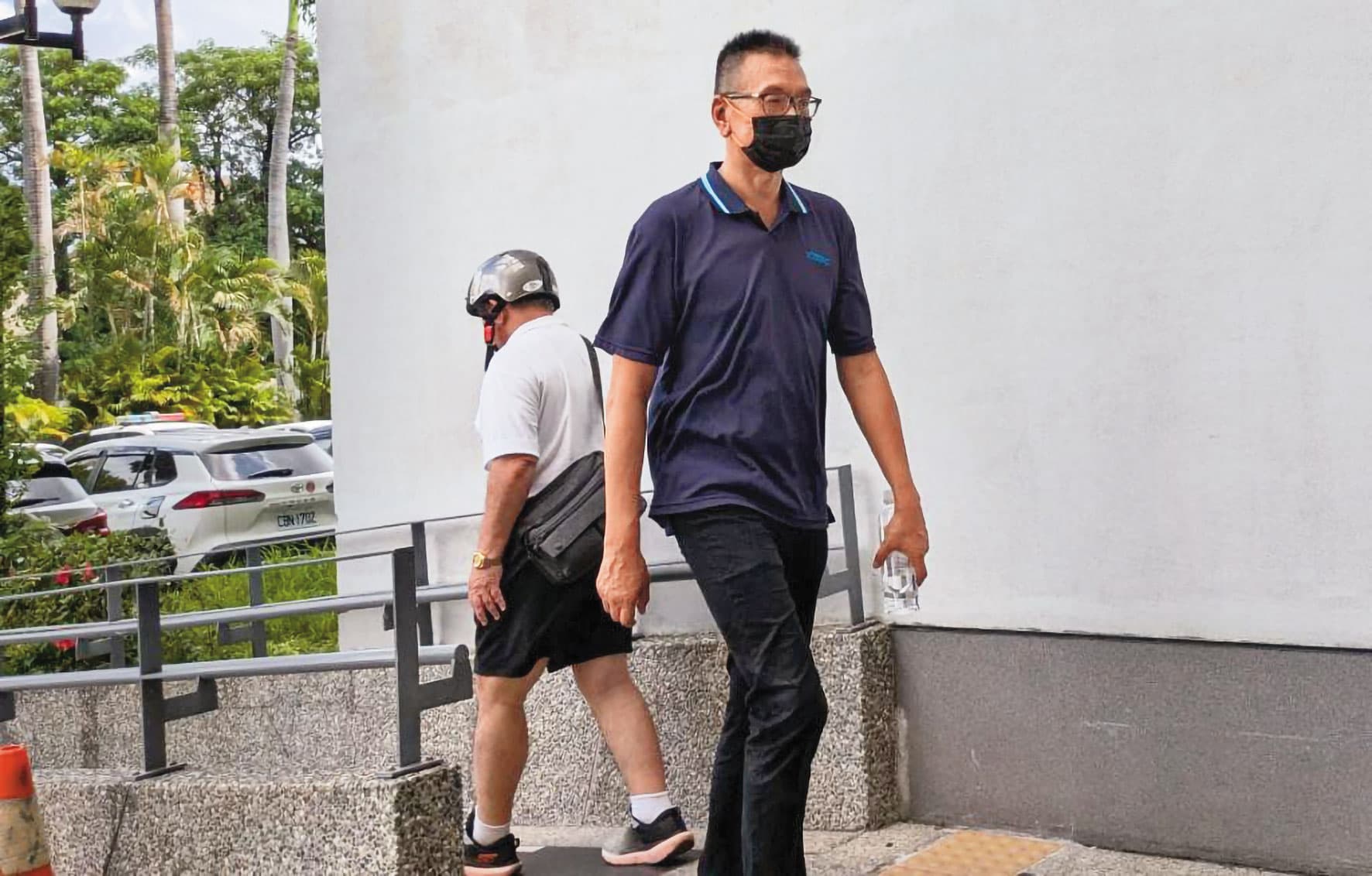 原裁定2千萬元交保的中聯總經理余凌冲(右),身穿公司制服至台中地院開庭,遭法官裁定羈押禁見。
